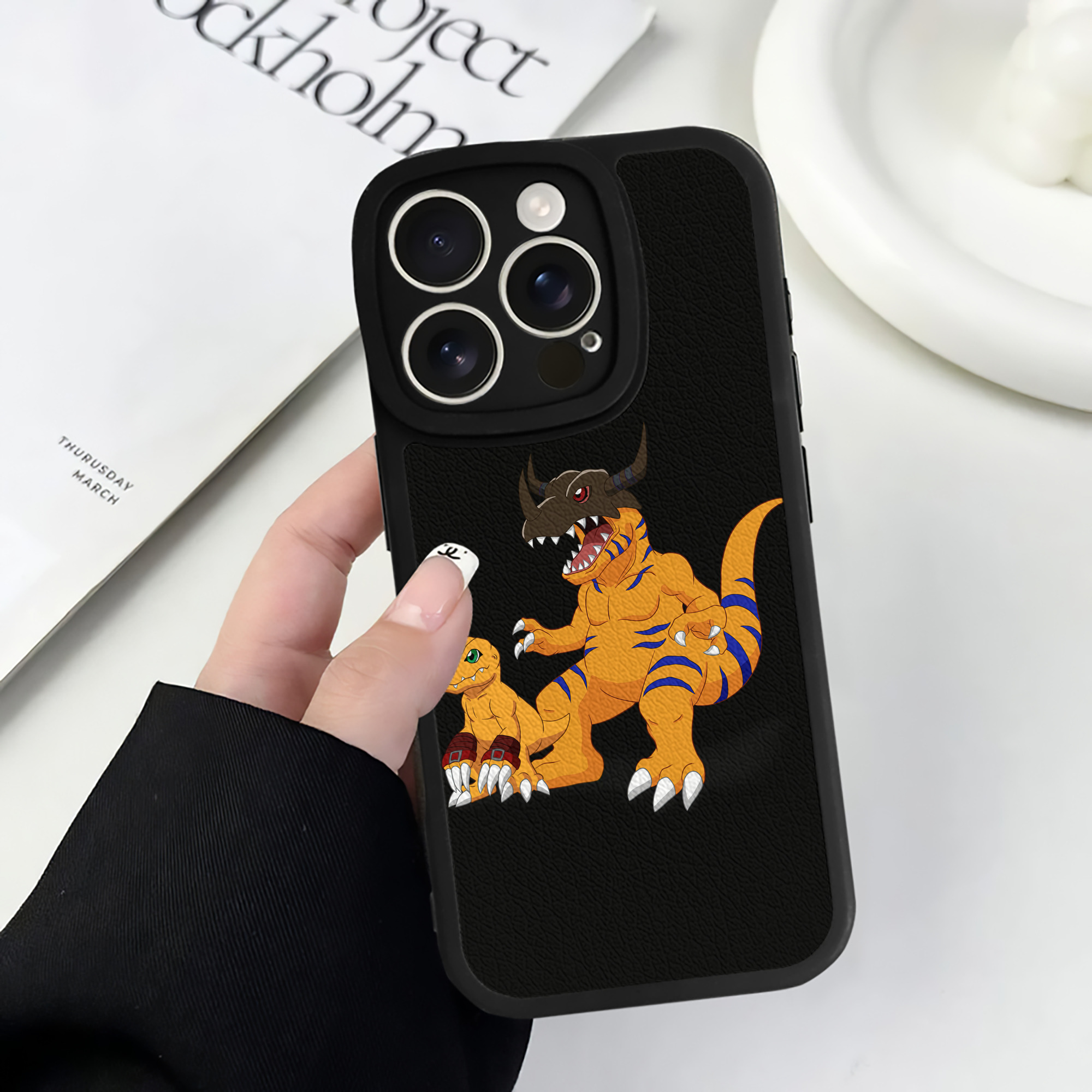 （画像用） Digimon デジタルモンスター/デジモン 【iPhone 16シリーズ対応】シリコンスマホケース（レザー調） 材質：シリコン